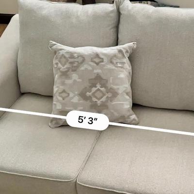 Living Spaces Love seat ~ Measurements in photos Like New