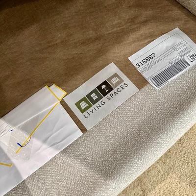 Living Spaces Love seat ~ Measurements in photos Like New