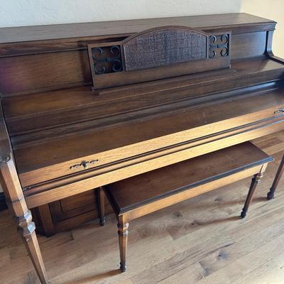 Everett upright piano. Beautiful condition.