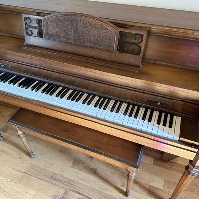 Everett upright piano. Beautiful condition.