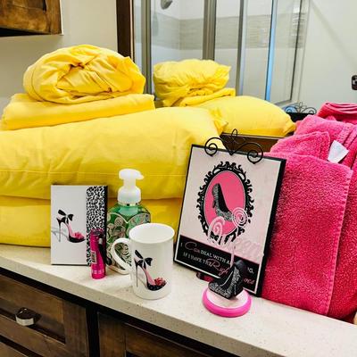 Lot of yellow and pink linens. Queen sheets. Towels and more! Darling and like ne!