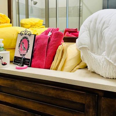 Lot of yellow and pink linens. Queen sheets. Towels and more! Darling and like ne!