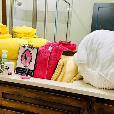 Lot of yellow and pink linens. Queen sheets. Towels and more! Darling and like ne!