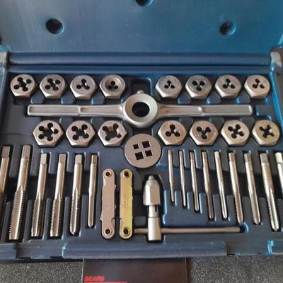 Like new! Craftsman 35 - piece Tap and Die set Combination standard / Metric