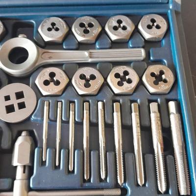 Like new! Craftsman 35 - piece Tap and Die set Combination standard / Metric