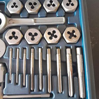 Like new! Craftsman 35 - piece Tap and Die set Combination standard / Metric