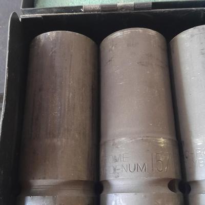 Like New Pittsburgh Chrome Molybdenum socket set with metal box
