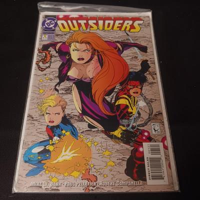 DC OUTSIDERS COMIC BOOK