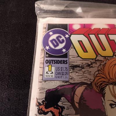 DC OUTSIDERS COMIC BOOK