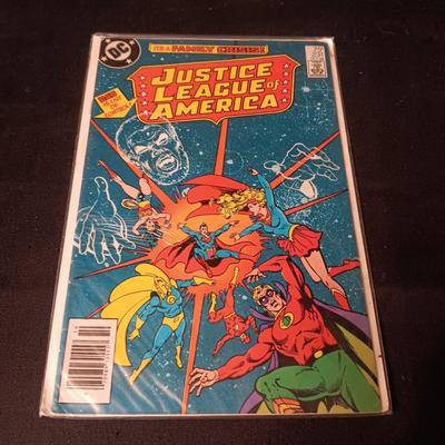 DC "JUSTICE LEAGUE OF AMERICA" COMIC BOOK