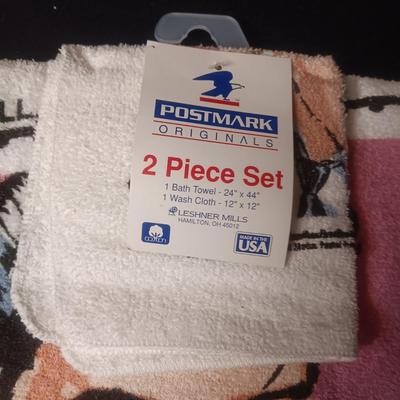 ELVIS 2 PC TOWEL SET AND A STAND ALONE GREETING CARD