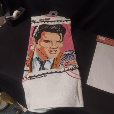 ELVIS 2 PC TOWEL SET AND A STAND ALONE GREETING CARD