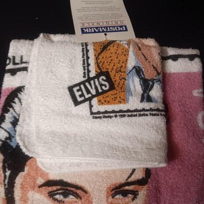 ELVIS 2 PC TOWEL SET AND A STAND ALONE GREETING CARD