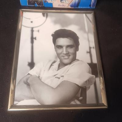ELVIS COLLECTIBLE MAGNET SET AND AN 8X10 PHOTO