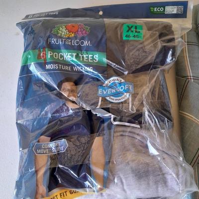 New Men's XL Pocket tees 4 in bag - with new XL Vanheusen wrinkle free oxford button up