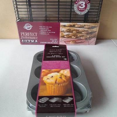 Brand new! Chicago Metallic 4-piece toaster oven bakeware set with 3-piece Wilton stacking cooling rack
