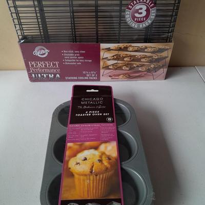 Brand new! Chicago Metallic 4-piece toaster oven bakeware set with 3-piece Wilton stacking cooling rack