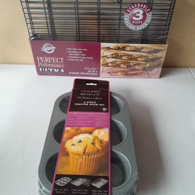 Brand new! Chicago Metallic 4-piece toaster oven bakeware set with 3-piece Wilton stacking cooling rack