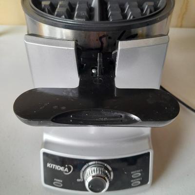 Kitidea Flip Waffle maker - appears lightly used