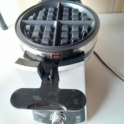 Kitidea Flip Waffle maker - appears lightly used