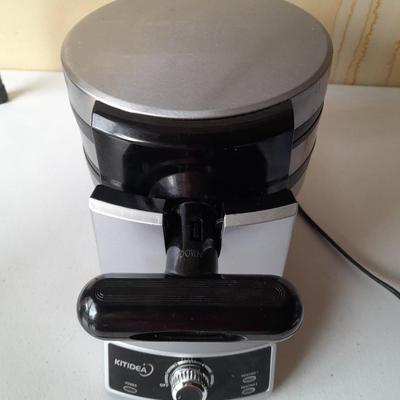 Kitidea Flip Waffle maker - appears lightly used