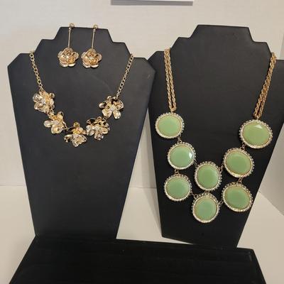 LOVISA NECKLACE AND EARRING SET PLUS CHUNKY GREEN NECKLACE
