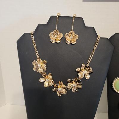 LOVISA NECKLACE AND EARRING SET PLUS CHUNKY GREEN NECKLACE