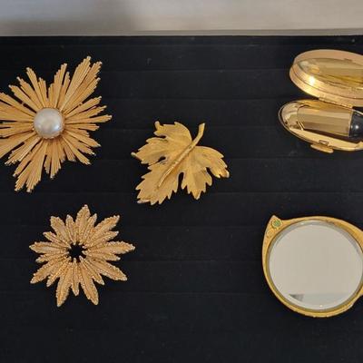 3 VINTAGE BROOCHES AND A LIPSTICK COMPACT