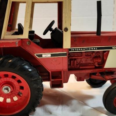 International 1086 Tractor, 1/16 Scale,