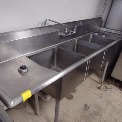 Commercial NSF Three Compartment Sink with Faucet Set and Drain Board Design