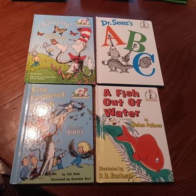 4 DR SEUSS BOOKS (4)