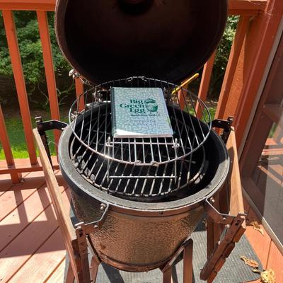 Big Green Egg With Stand (UP-MG)