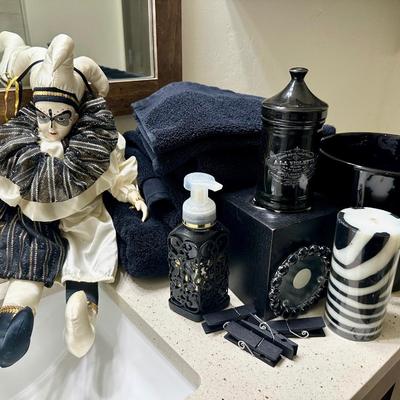 Lot of Black and White Decor, Set of black towels like new