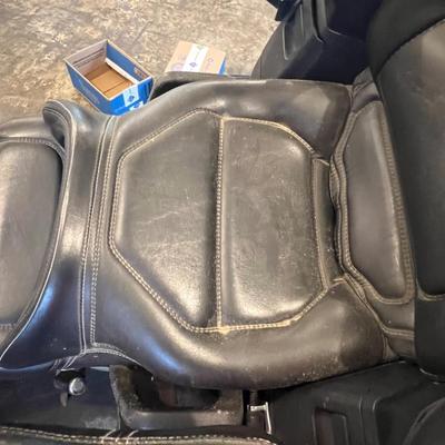 S80 1993 Honda Goldwing 1500 has a bad battery and some damage
