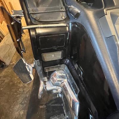 S80 1993 Honda Goldwing 1500 has a bad battery and some damage