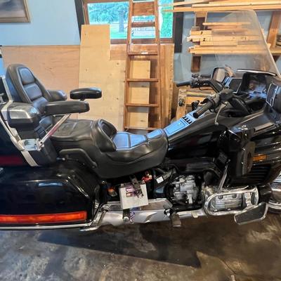 S80 1993 Honda Goldwing 1500 has a bad battery and some damage