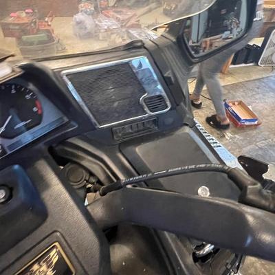 S80 1993 Honda Goldwing 1500 has a bad battery and some damage