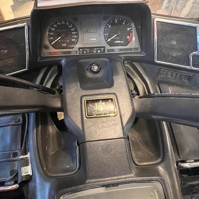 S80 1993 Honda Goldwing 1500 has a bad battery and some damage