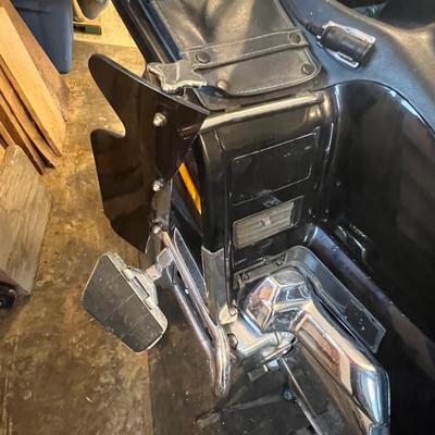 S80 1993 Honda Goldwing 1500 has a bad battery and some damage