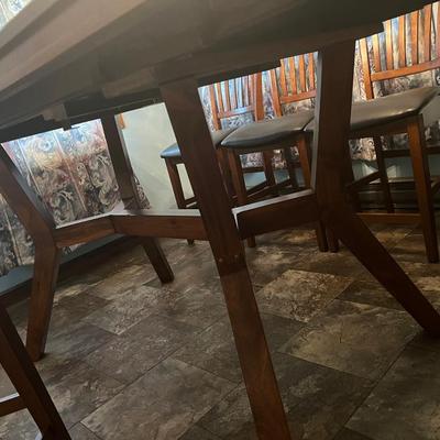 H2 Beautiful Table and 6 chairs