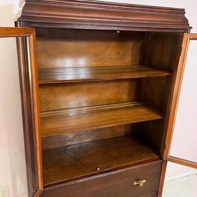 Mahogany China Cabinet ~ *Read Details