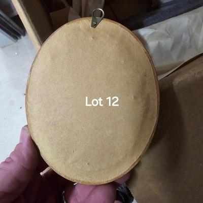 Lady Oval Frame