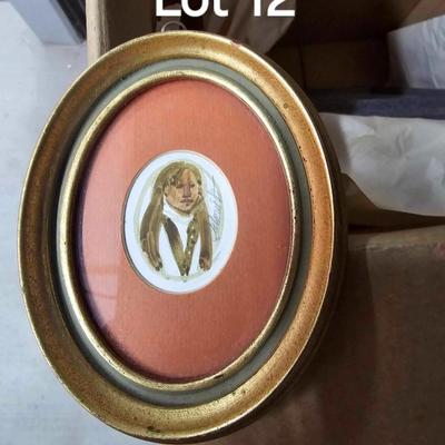 Lady Oval Frame