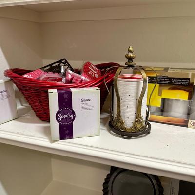 Scentsy Warmer and Basket of Melts also 3 battery operated candles