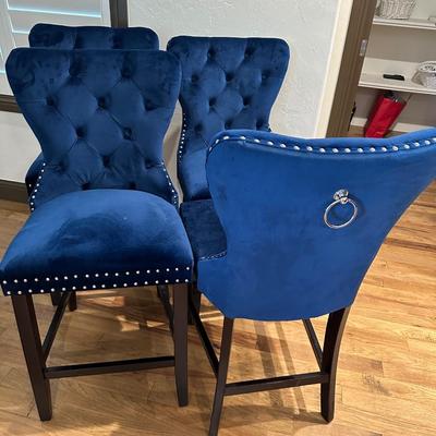 4 Beautiful counter Height Barstools Like new condition