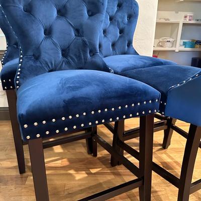 4 Beautiful counter Height Barstools Like new condition