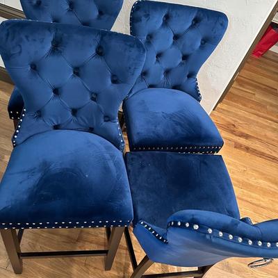 4 Beautiful counter Height Barstools Like new condition