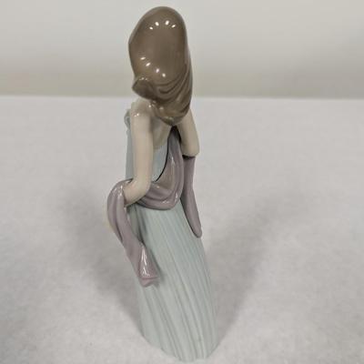 Ingenue Woman Figurine Lladro