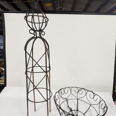 Black Iron Yard Planter & Basket Hanger