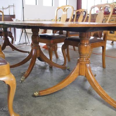 Regency crossbanded mahogany triple pedestal dining table + 8 chairs